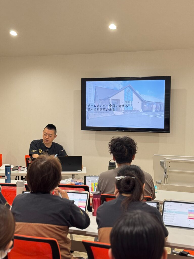 院内ミーテイングと給食の日